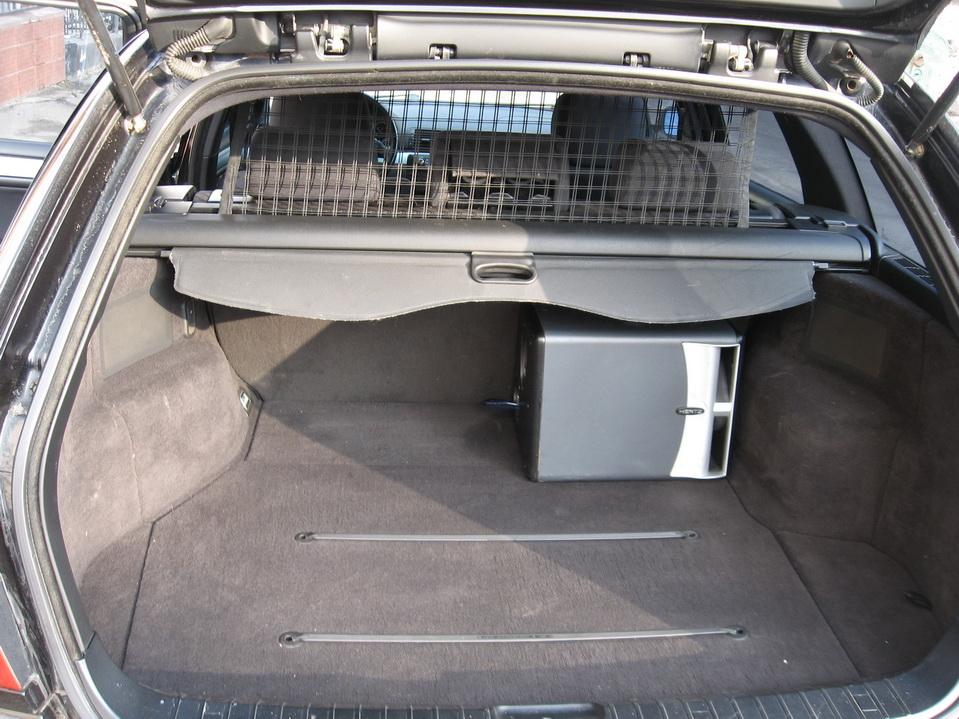 ALPINE CDA9887R+IPOD CLASSIC 160GB.FRONT: MIDBASS original BMW+crossover SINFONY+Tweeter HELIX P1, front amplifier SINFONY AMPLITUDE 90.2. SUB:Bandpass Hertz EBX 200.2B, sub amplifier BOSTON GT22.Pre-amplifier RAINBOW KW2V8, HELIX POWER STATION XXL