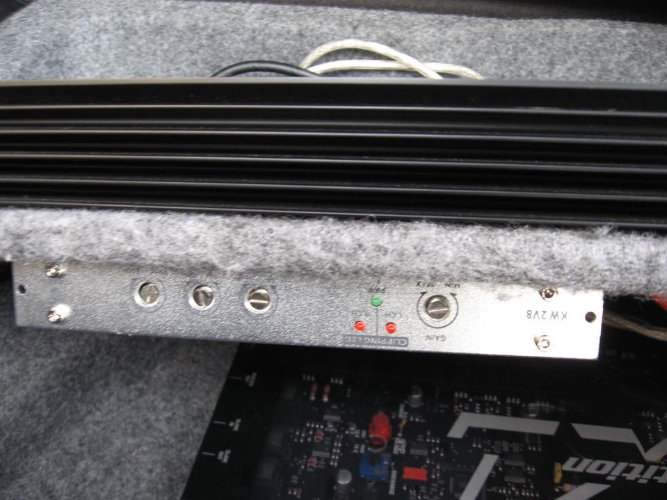 ALPINE CDA9887R+IPOD CLASSIC 160GB.FRONT: MIDBASS original BMW+crossover SINFONY+Tweeter HELIX P1, front amplifier SINFONY AMPLITUDE 90.2. SUB:Bandpass Hertz EBX 200.2B, sub amplifier BOSTON GT22.Pre-amplifier RAINBOW KW2V8, HELIX POWER STATION XXL