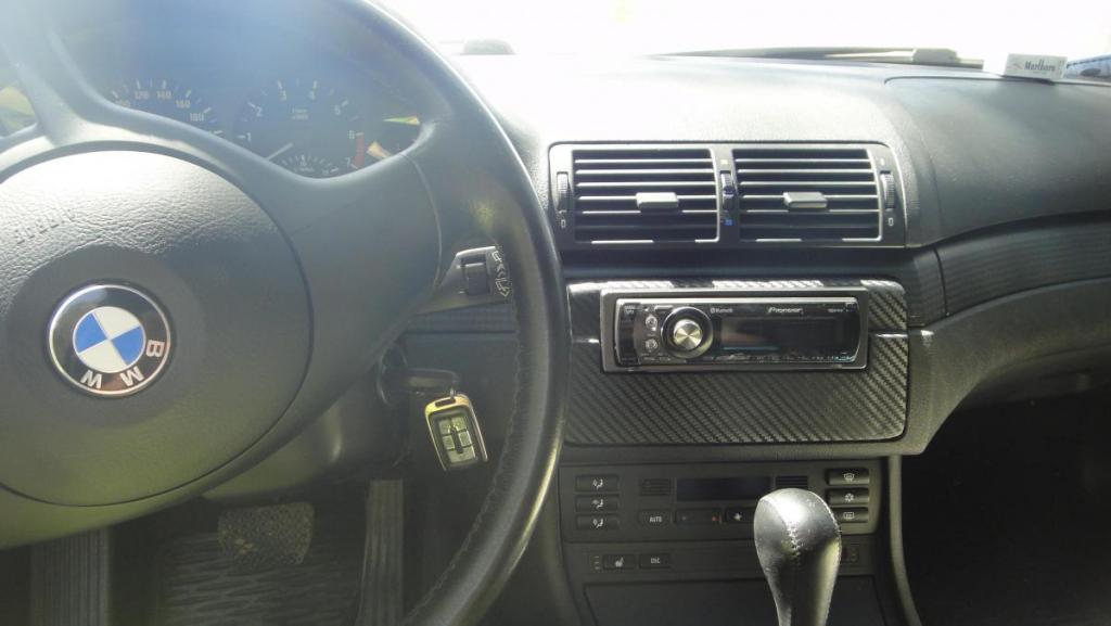 Штатный блок магнитолы с монитором залили на мойке, воскресить никому не удалось, пришлось колхозить, рамку из дерева сделал сам, зашпаклевал, обтянул карбоновой пленкой, воткнул пионерку. Цена вопроса: тюбик шпатлевки 180р,мафчик 10000р.