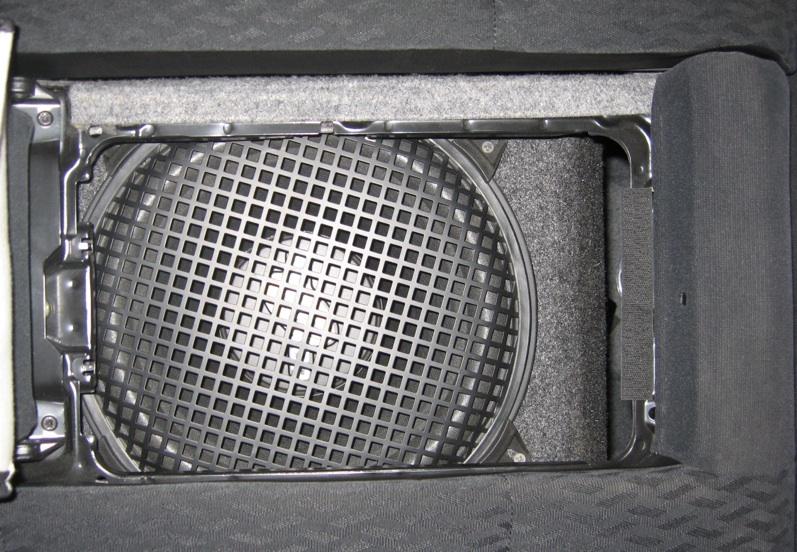 саб в подлокотнике