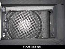 саб в подлокотнике