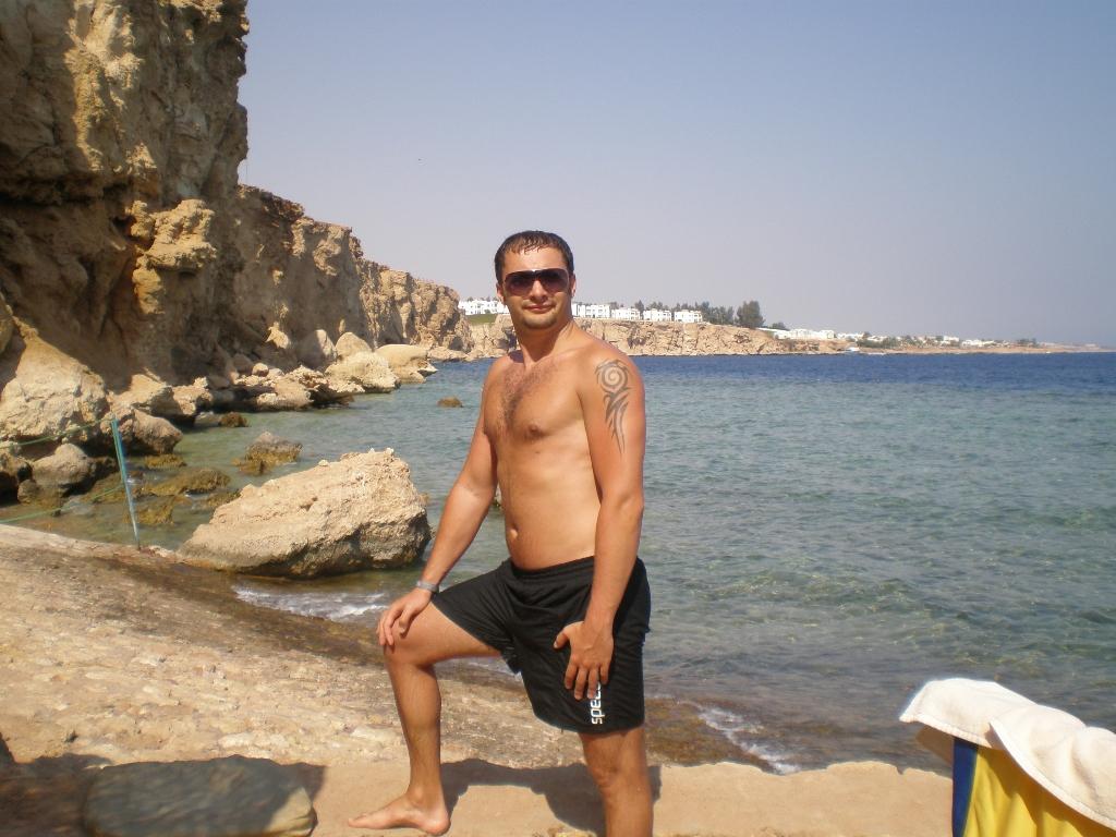 В плавках